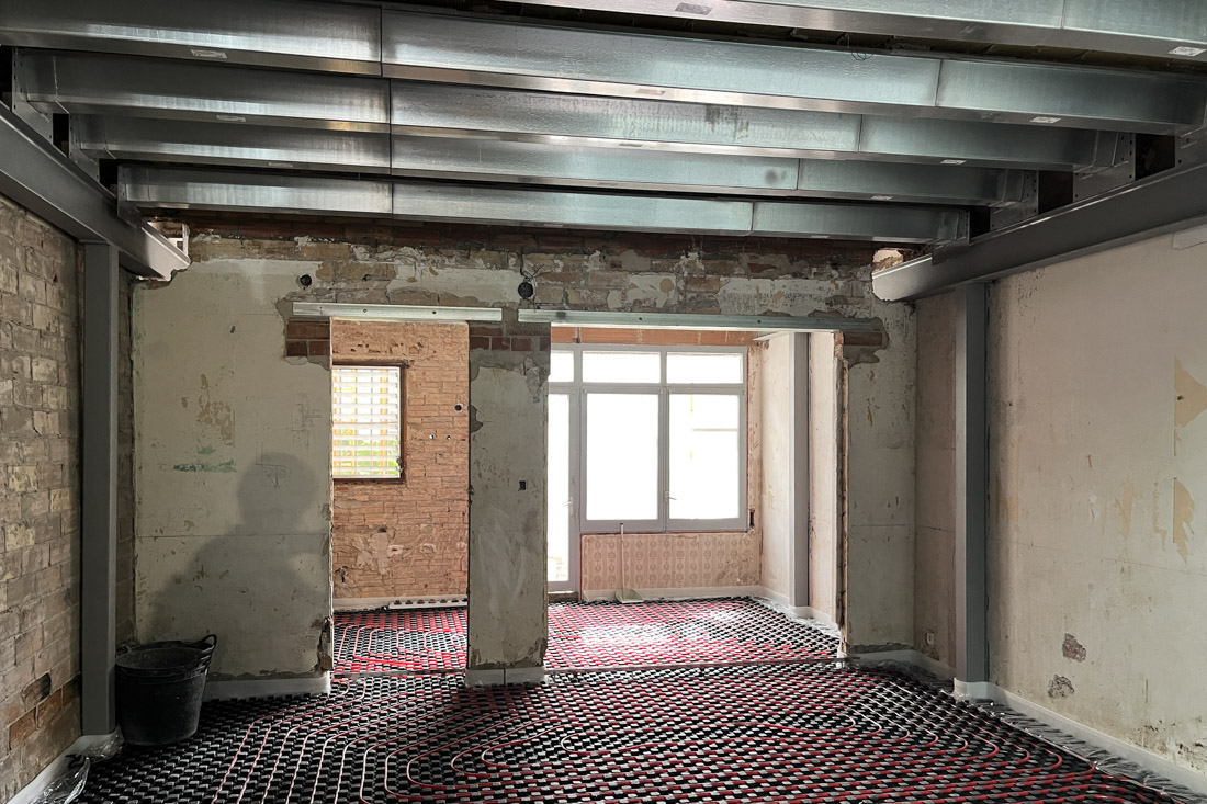nous suports de l'estructura del forjat, paviment radiant en construcció